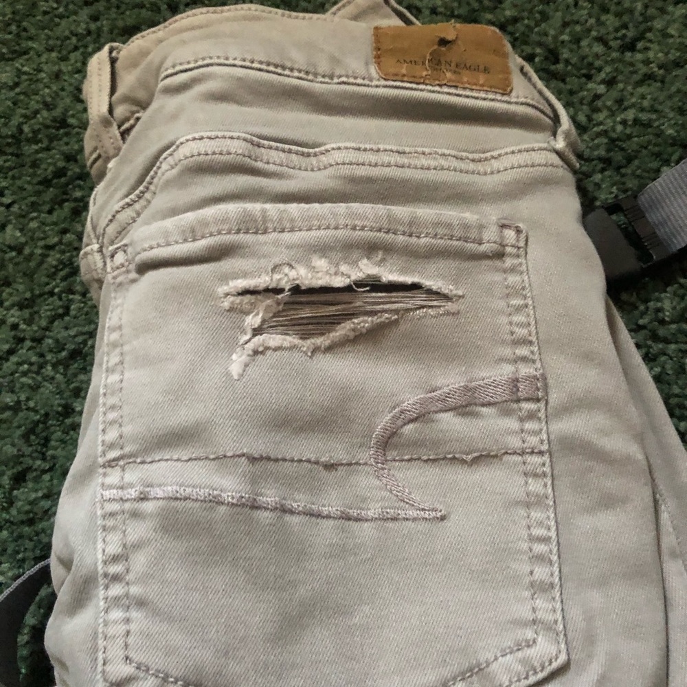 LIGHT GREY AMERICAN EAGAL JEANS